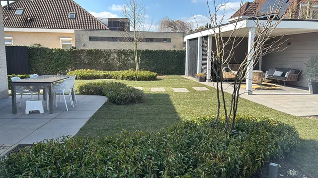 Tuin met terras en beplanting