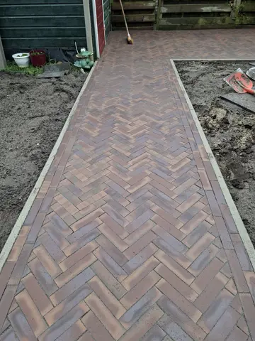 Klinkerpad in visgraatverband