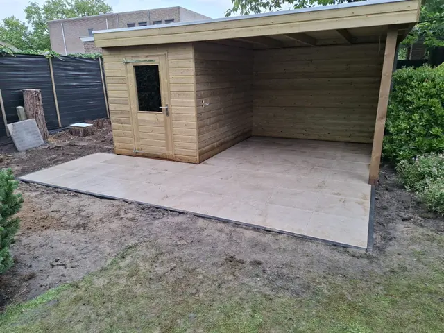 Terras bij een overkapping
