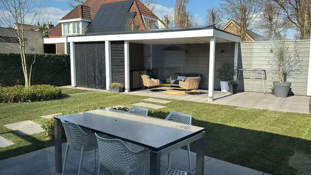 Tuin met zithoek en overkapping