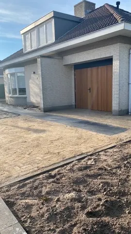 Tuinvoorbereiding naast een woning