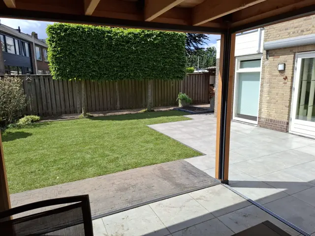 Terras naast het gazon